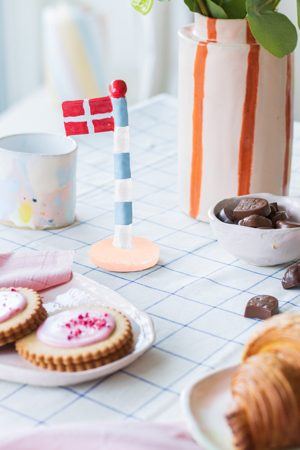 Stribet flag m. rød knop - H14-18 cm.